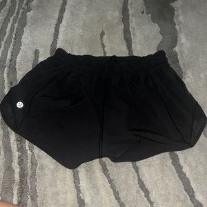 Lululemon hotty hot 2.5 in shorts